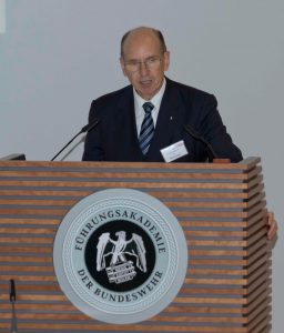 GL a.D. Kurt Herrmann bei der Begrüßung der Teilnehmer der 50. Sicherheitspolitischen Informationstagung