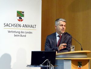 Carlo Masala hält den ersten Impulsvortrag zum Thema „Politische Rahmenbedingungen und Voraussetzungen für das Zusammenleben der Kulturen“